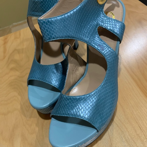 Blue Velcro Strap Heels (Pumps) - OYSBY London EUR Size 37 US Size 6.5 (NWOT) - Picture 15 of 16